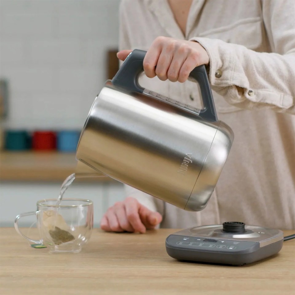 Heat water to the optimal temperature with the Ninja Stainless Steel kettle