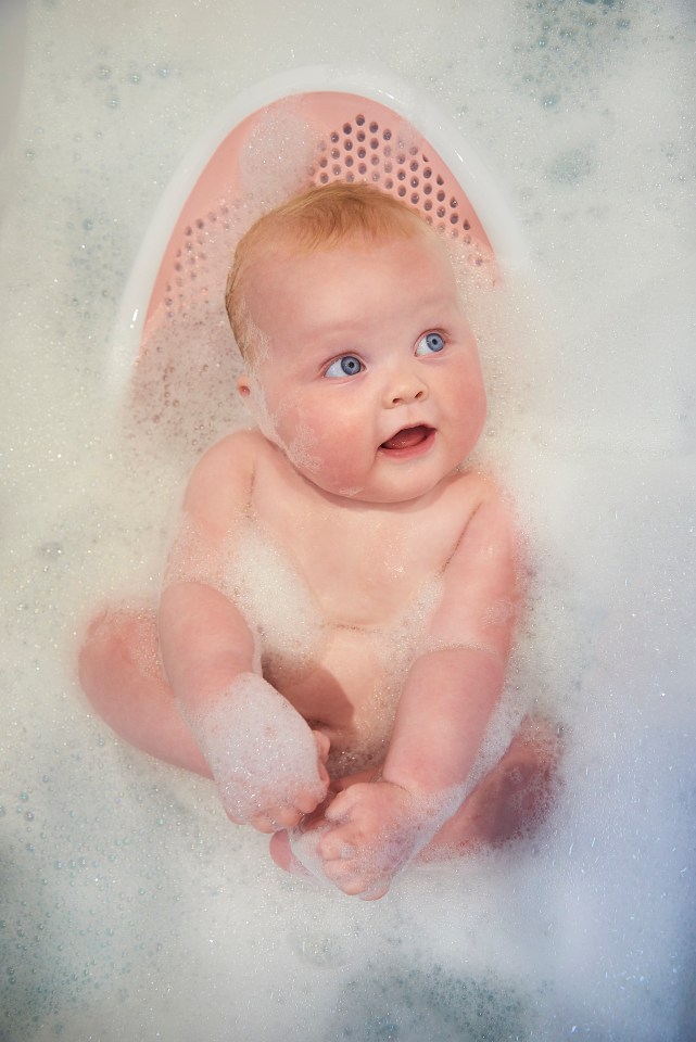 You should never leave your little one in a bath seat unsupervised, ex-paramedic Nikki Jurcutz warned