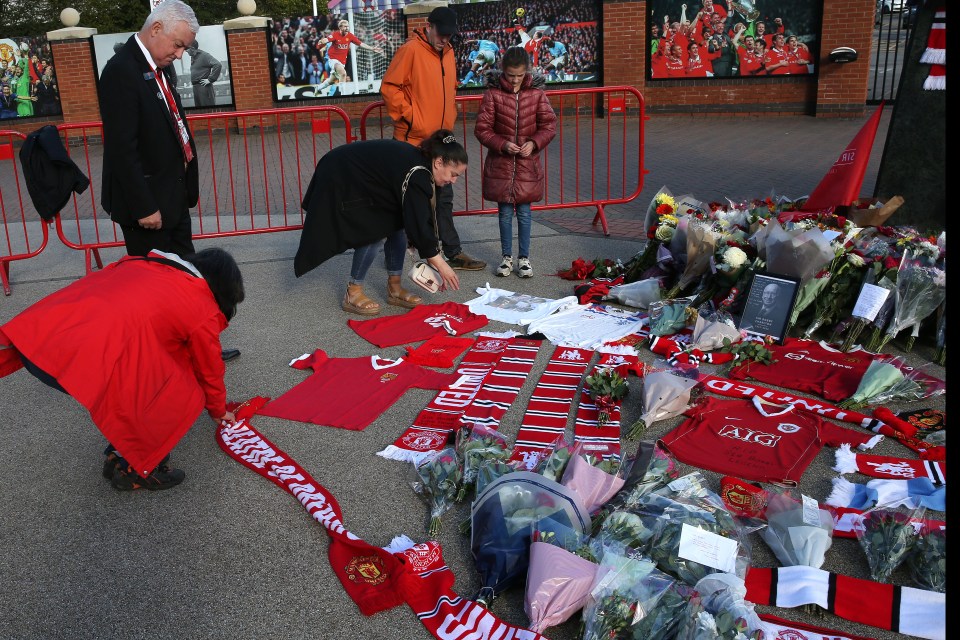 The 'United Trilogy' statue was covered with tributes