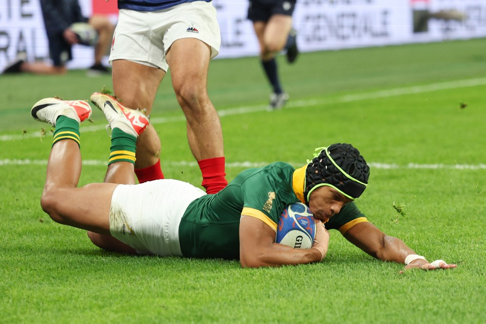 Kurt-Lee Arendse scores for the Springboks