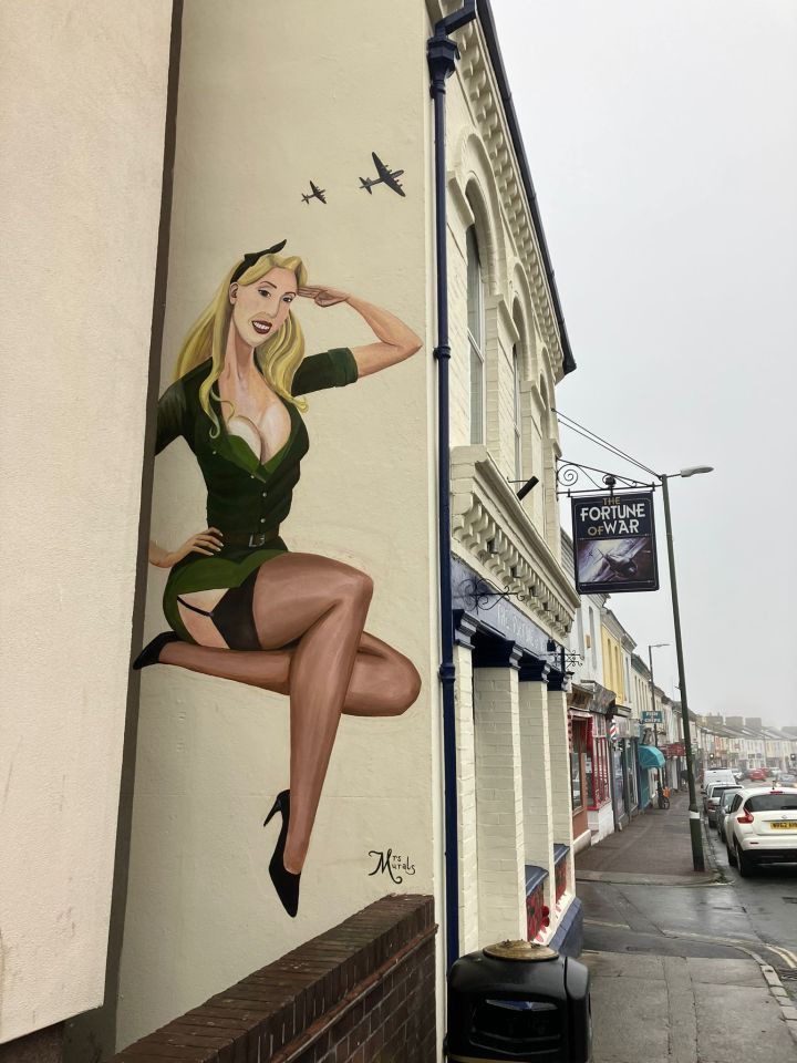 The Forces sweetheart-style painting attracted new costumers