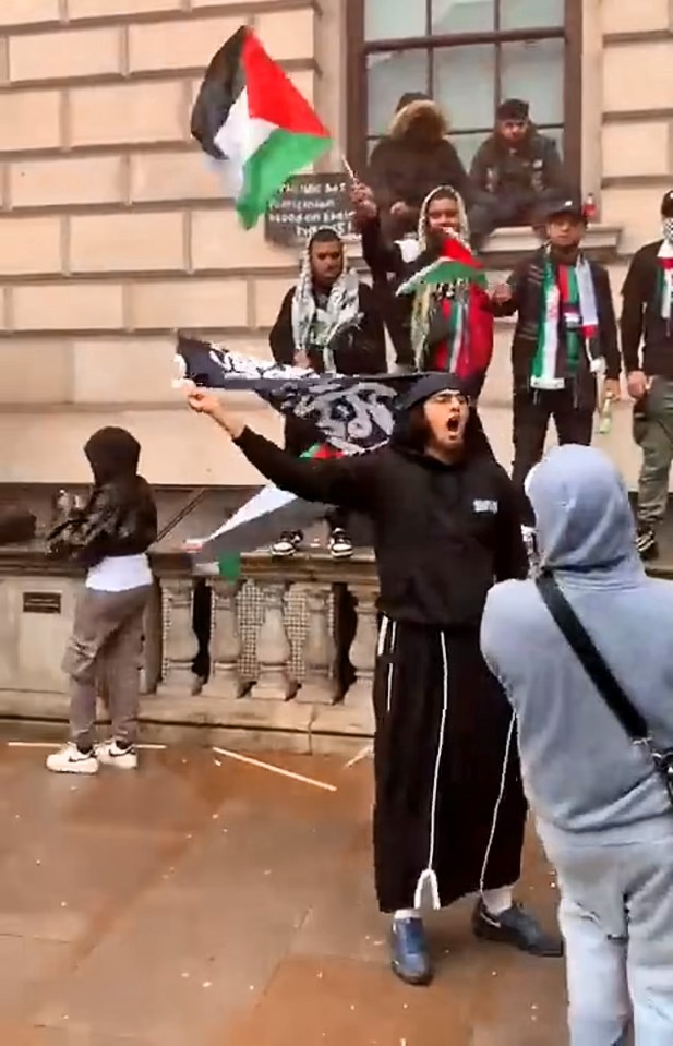 The Metropolitan Police failed to act at the demo as a protester called for jihad