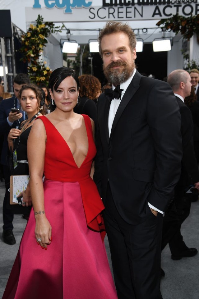 LOS ANGELES, CALIFORNIA - JANUARY 19: (L-R) Lily Allen and David Harbour attend the 26th Annual Screen Actors Guild Awards at The Shrine Auditorium on January 19, 2020 in Los Angeles, California. 721407 (Photo by Dimitrios Kambouris/Getty Images for Turner)