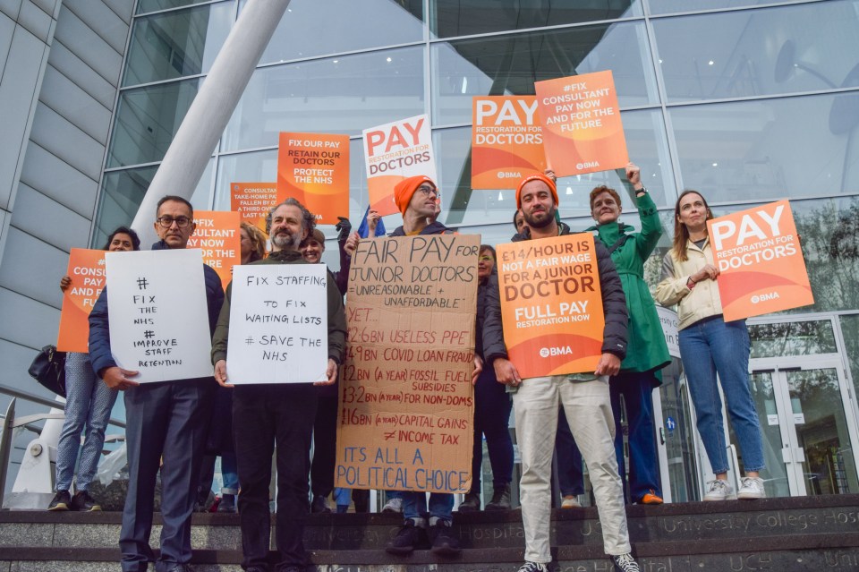 Striking doctors have reached a pay deal with ministers