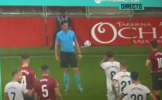 Referee Saúl Ais Reig used the vanishing spray to create a barrier