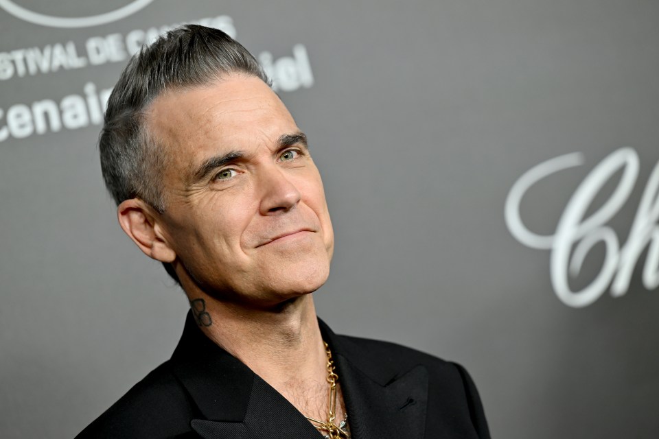 Robbie Williams has faced a backlash after appearing to ask his followers for advice on shoplifting