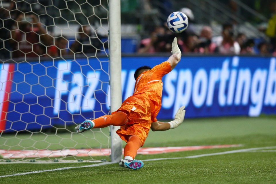 Romero saved two penalties in the Copa Libertadores semi-final shootout