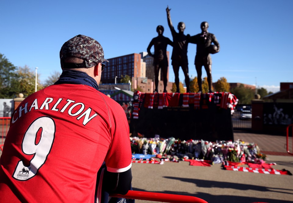 Fans have paid tribute to Sir Bobby at Old Trafford