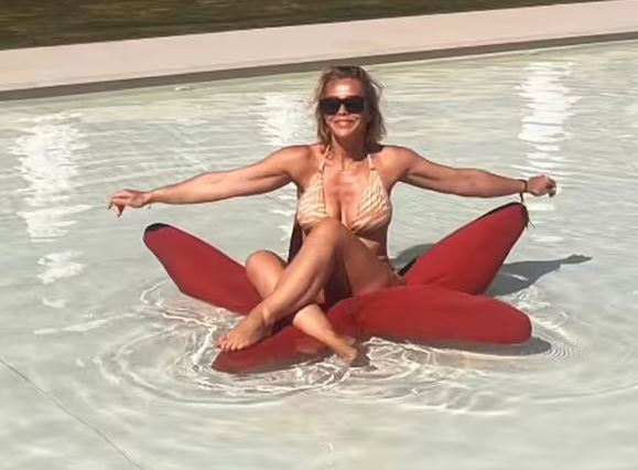 The mother-of-two left fans gushing over her latest holiday snap