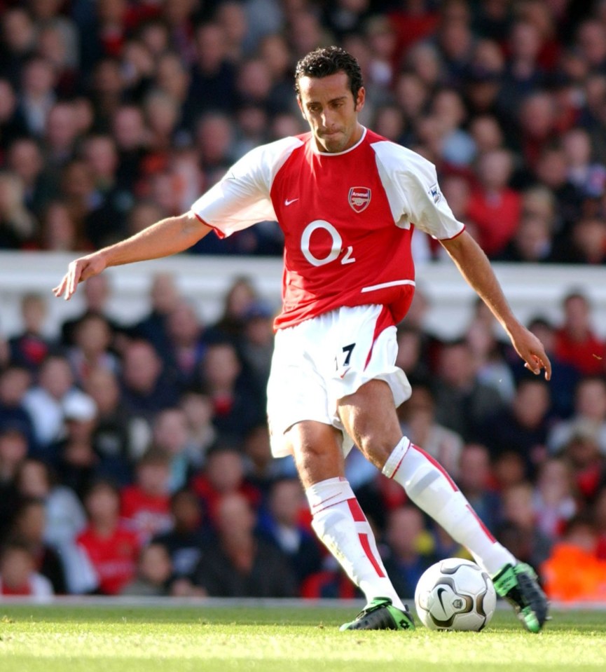 a soccer player wearing a red and white jersey with the number 7 on it