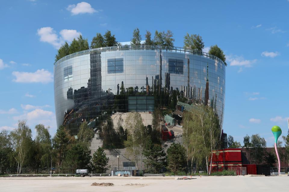 Depot Boijmans Van Beuningen is an art storage facility which is designed to reflect the city’s skyline