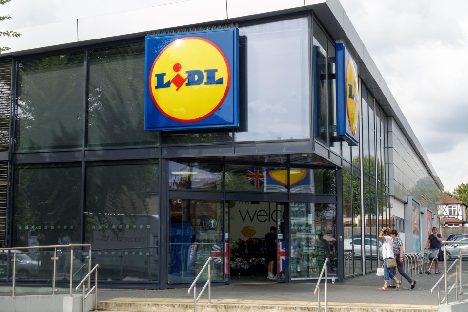 Lidl is to close all 960 branches for the majority of the festive period