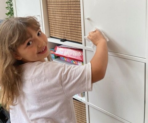 Eva earns cash by helping with cleaning and tidying at home