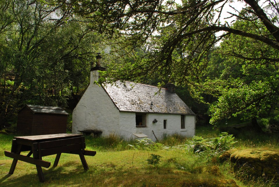 The holiday cottages are located on the southeast side of the island where they overlook the loch and the castle ruins