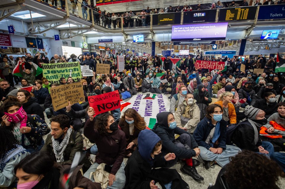 In 1939, Jewish refugee children like my dad arrived at Liverpool Street Station in London - pictured a protest mob there this week