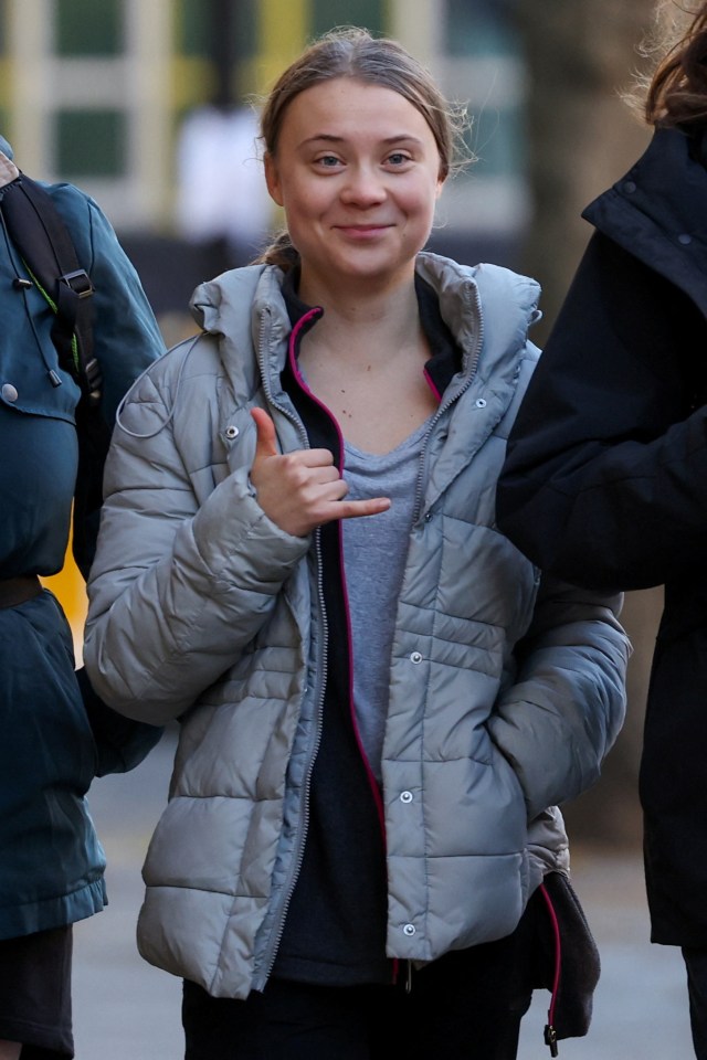 She gave a shaka sign as she arrived at the court