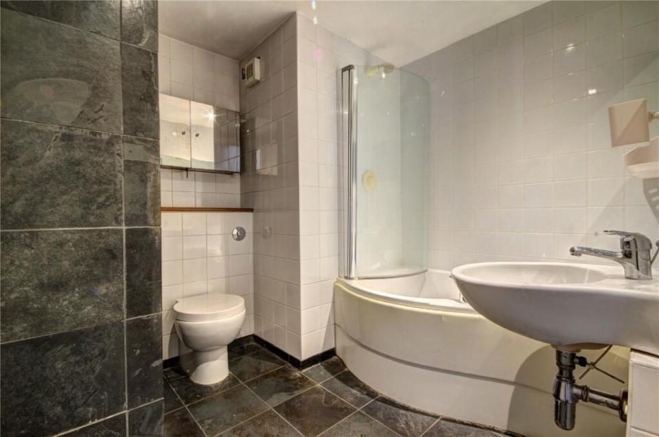 It also has a bathroom equipped with both a bath and a shower