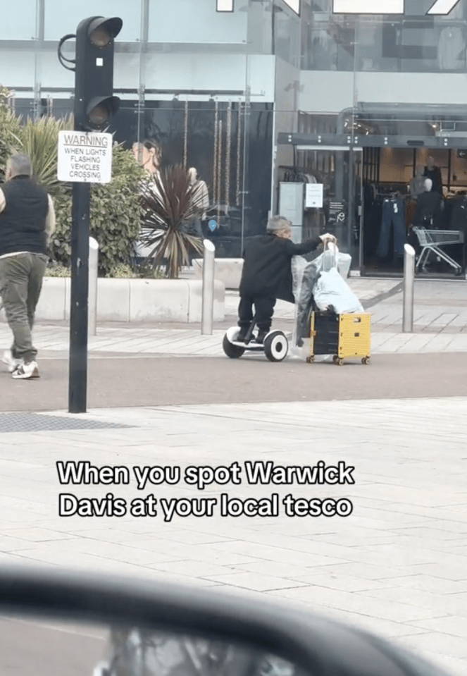 Fans were stunned to see Warwick Davis crossing the car park