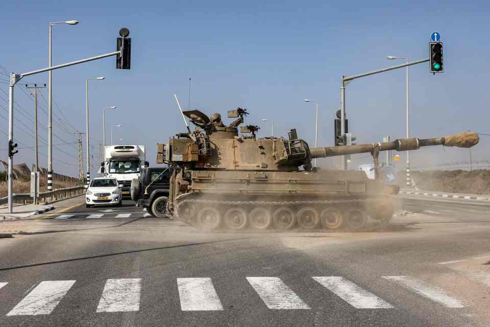 An Israeli army self-propelled artillery howitzer heading towards Gaza