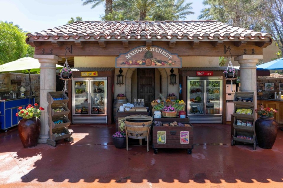 A number of comfort stations offering fresh fruit and food are located on the course