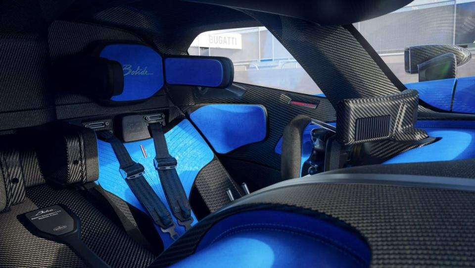 Inside, it features a six-point seatbelt approved by the FIA