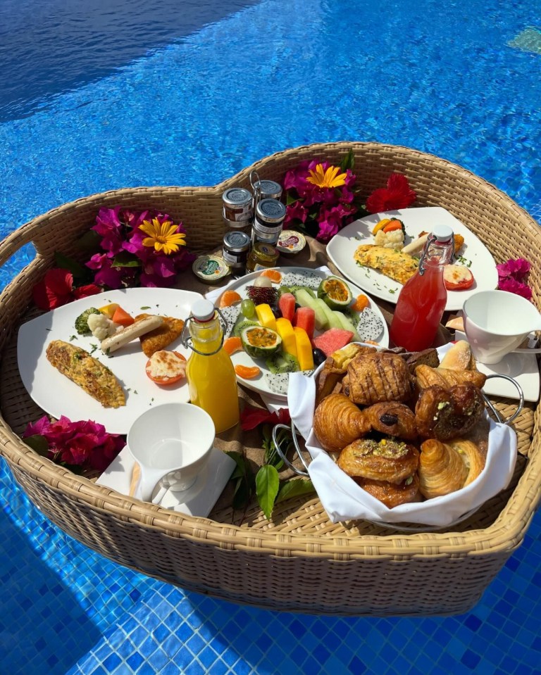 Maura showed fans her romantic get-away which included a heart-shaped floating breakfast basket