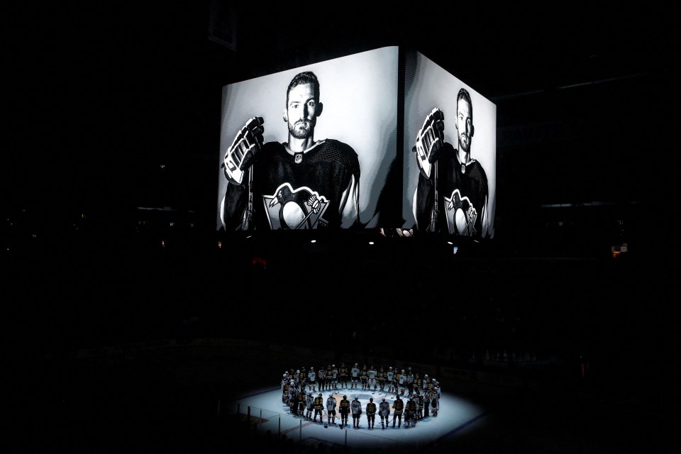 Anaheims Ducks and Pittsburgh Penguins players shared a moment of silence