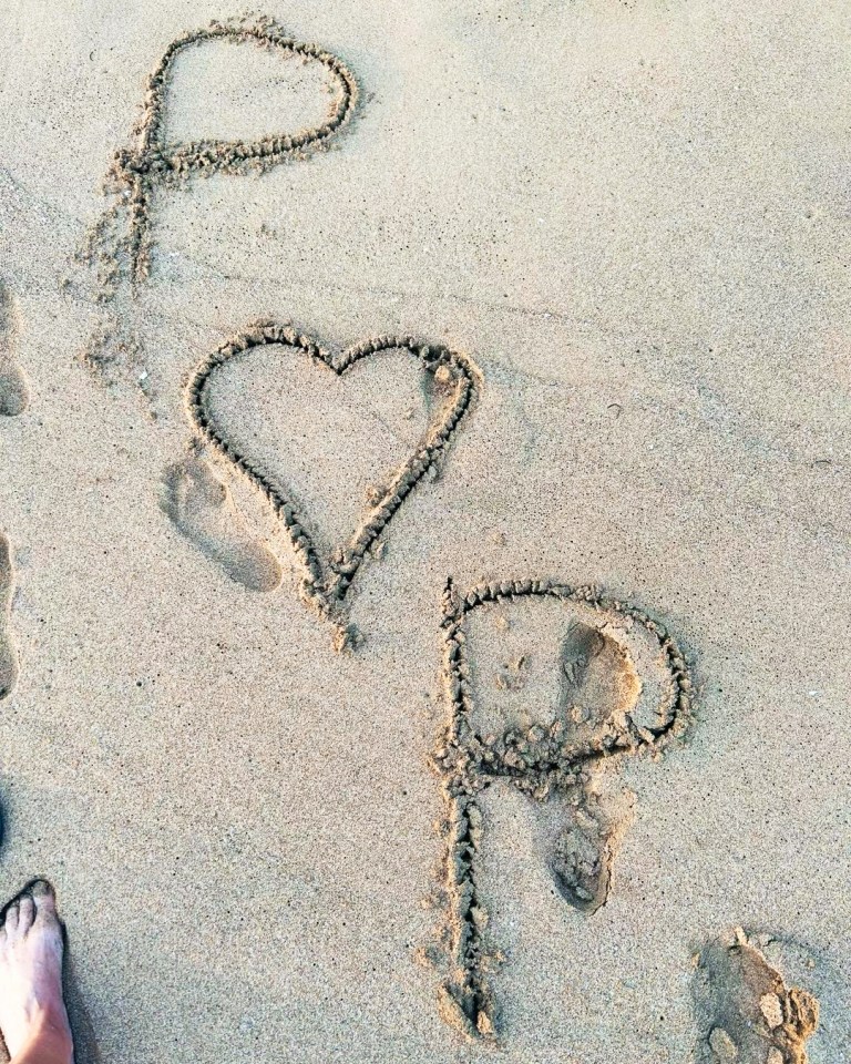 Patsy wrote a message in the sand, presumably aimed at Patric Cassidy