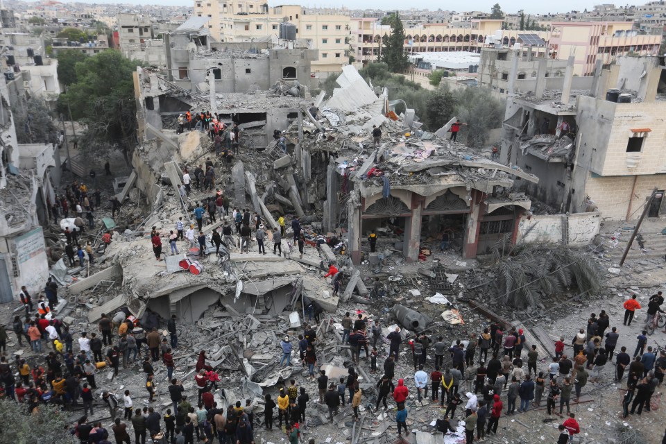 Palestinians search for survivors of the Israeli bombing in Rafah on November 22 ahead of the four-day truce