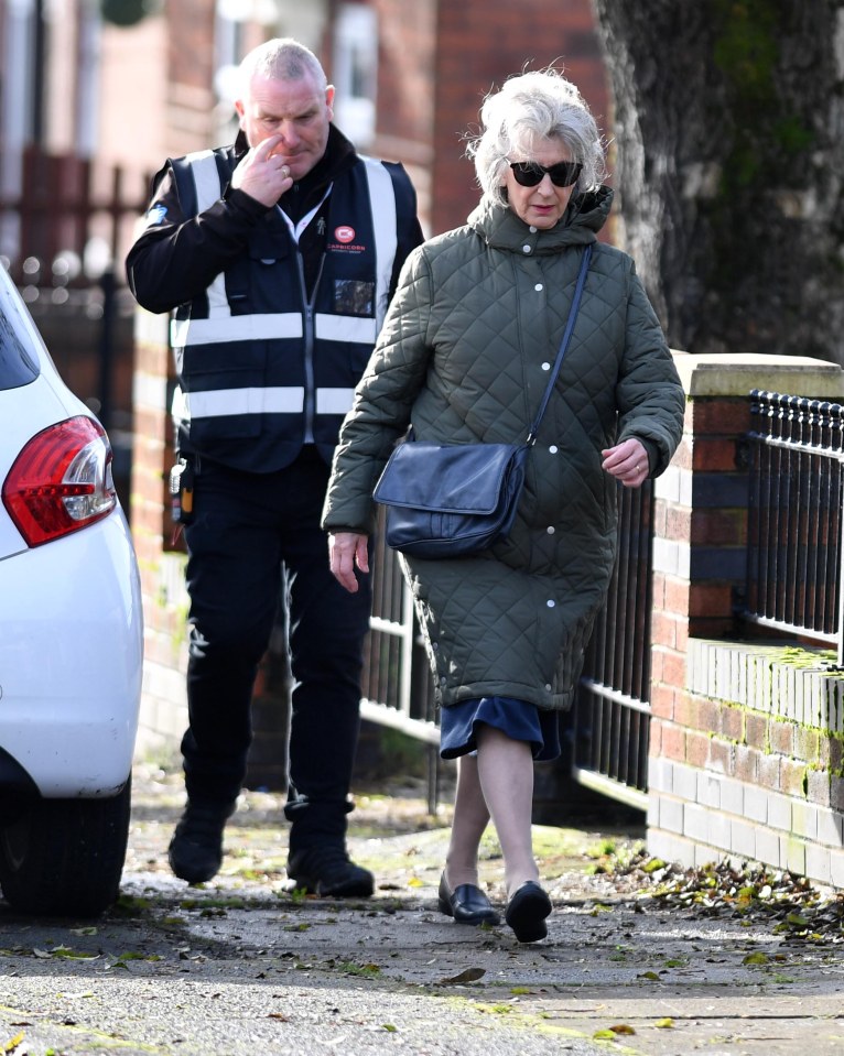 Pics Paul Cousans/Mark Campbell.Zenpix Ltd/Mcpix Ltd.Coronation Street.EXCLNB.. Embargoed till 18.00pm today.Maureen Lipman was back on the set of Corrine today closely guarded by Security ..Maureen playing Evelyn) was trying to keep eye on a cagey suspect who it is thought has been mistreating dogs