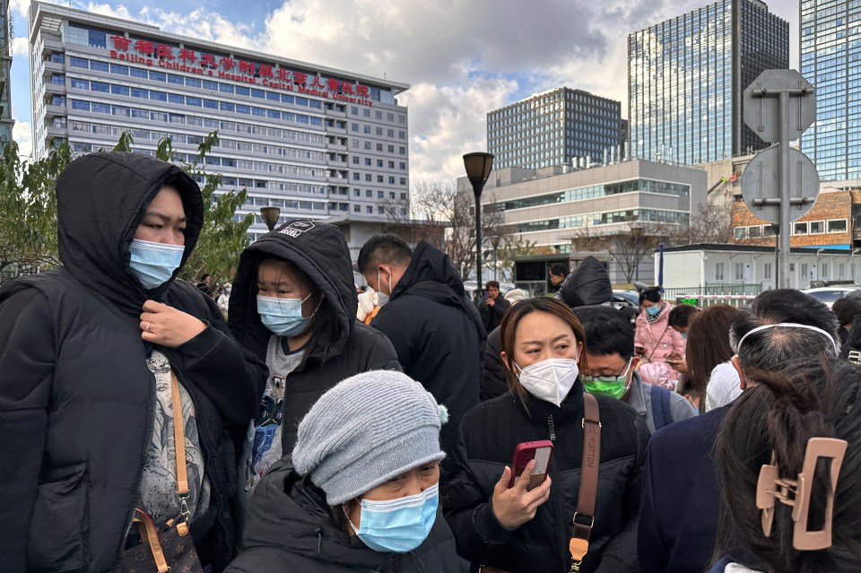 There are now crowds of people wearing masks across China