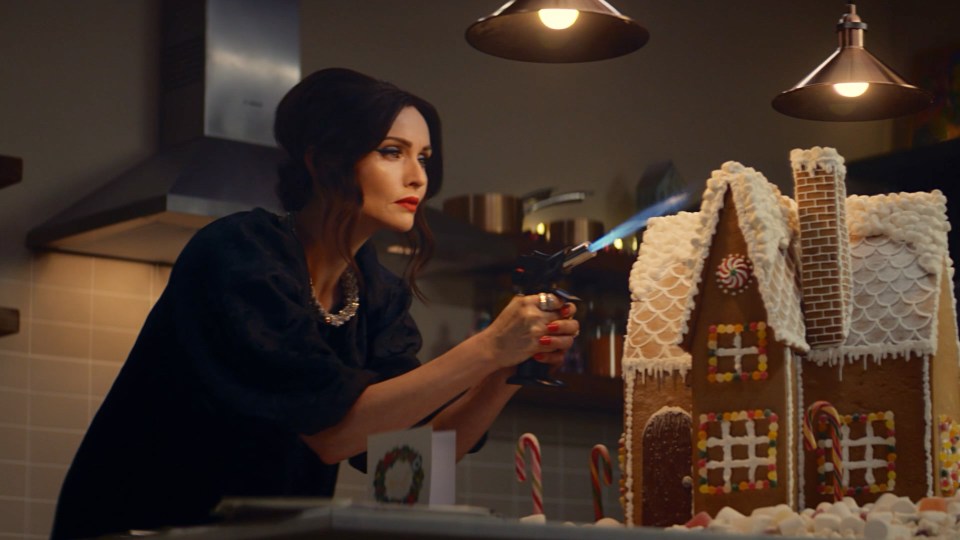 Murder on the Dancefloor singer Sophie Ellis Bextor can be seen decorating a gingerbread house