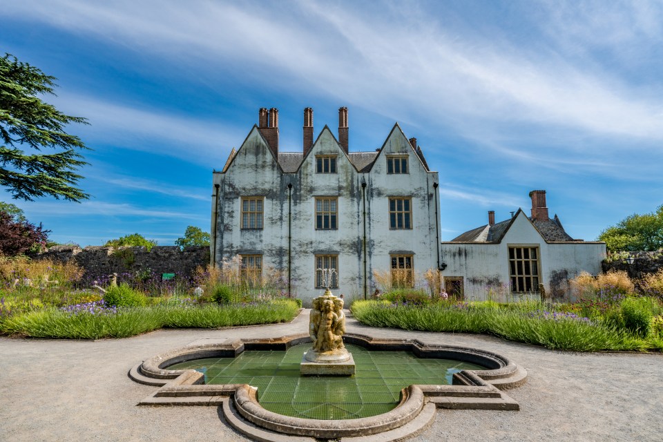 St Fagans Castle and Gardens is a late 16th-century manor house, which hosts free Christmas activities