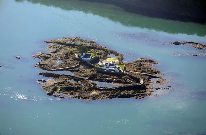 See how much more accessible the island is at low tide