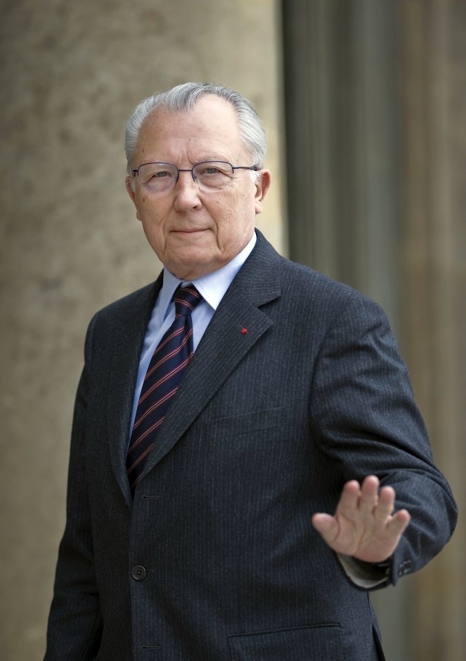 Jacques Delors waves as he arrives at the Elysee Palace in Paris on May 19, 2008