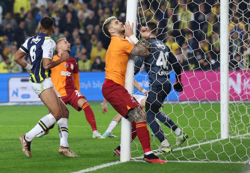 Mauro Icardi collided with the post in Galatasaray's 0-0 draw with Fenerbahce