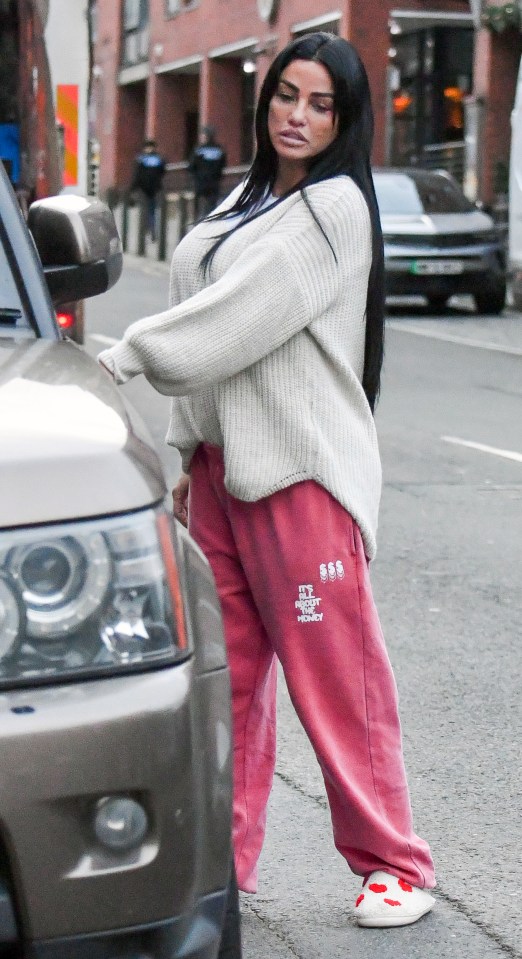 Katie looked casual in a cream knit and pink joggers