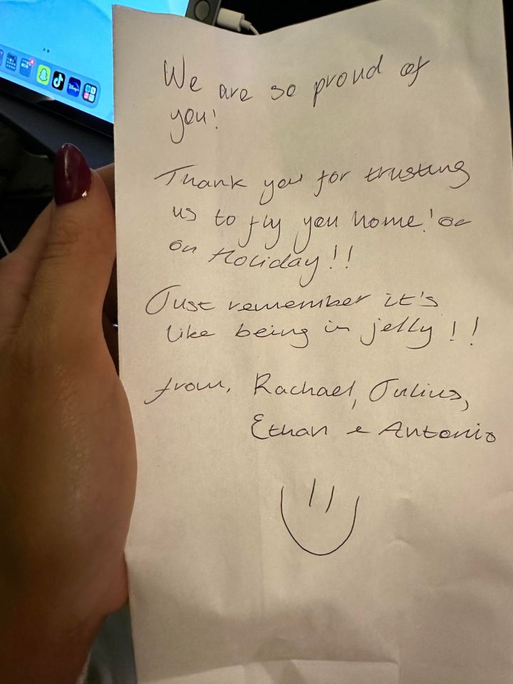 The flight attendants gave Verity's daughter a note to ease her fears of flying