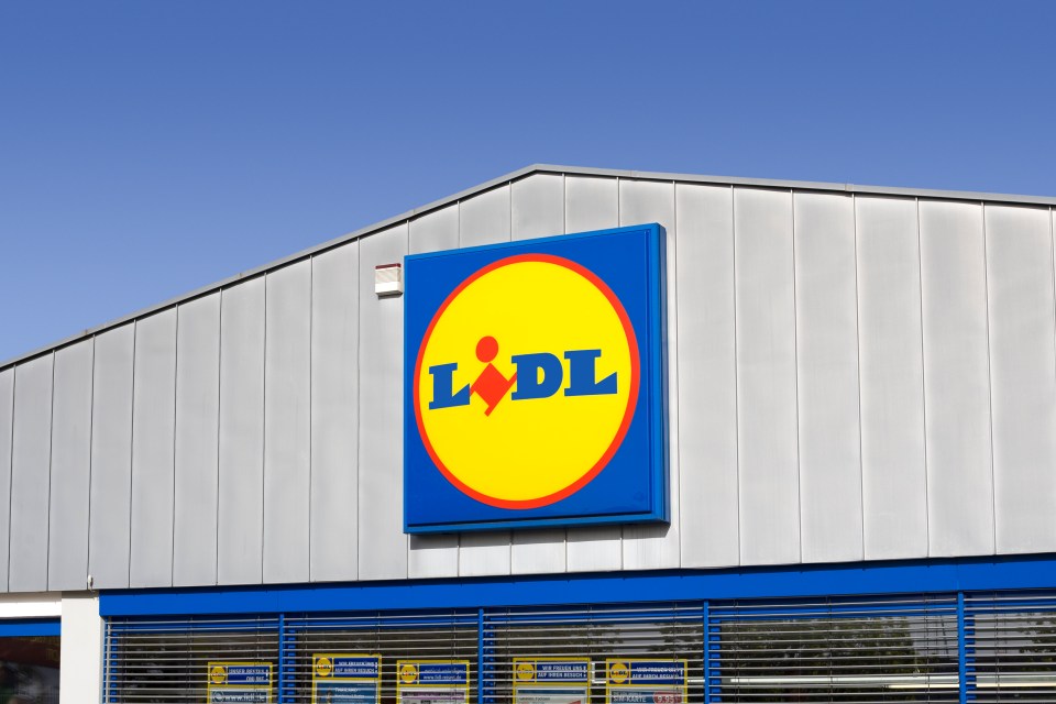 a blue and yellow sign that says lidl on it