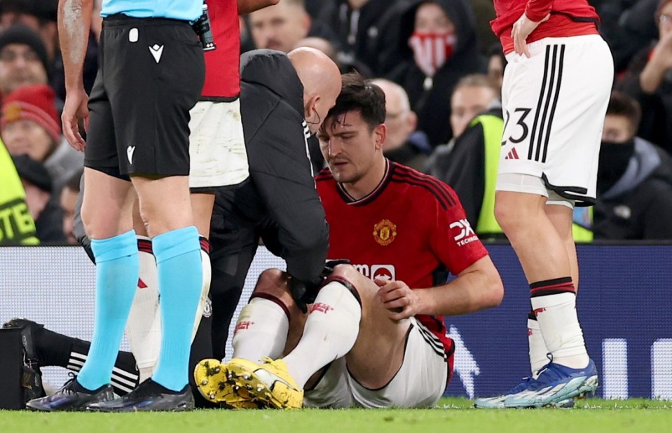 epa11025321 Harry Maguire (C) of Manchester United receives treatment during the UEFA Champions League group match between Manchester United and FC Bayern Munich, in Manchester, Britain, 12 December 2023. EPA/ADAM VAUGHAN