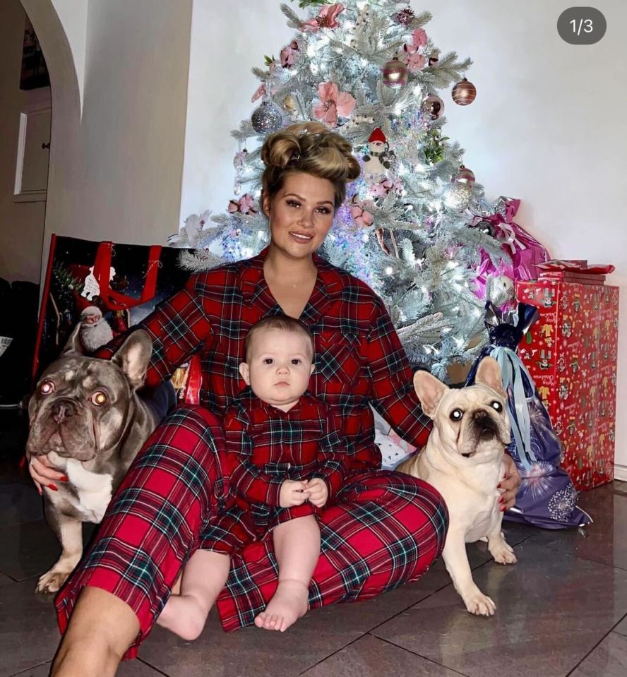 Shaughna Phillips and her daughter pose by their tree