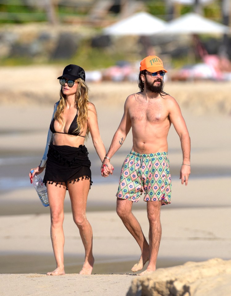 PREMIUM EXCLUSIVE: America's Got Talent judge Heidi Klum and husband Tom Kaulitz seen enjoying a passionate kiss while spending the day on the beach in St Bart¿s. 23 Dec 2023 Pictured: Heidi Klum and Tom Kaulitz. Photo credit: Spread Pictures/MEGA TheMegaAgency.com +1 888 505 6342