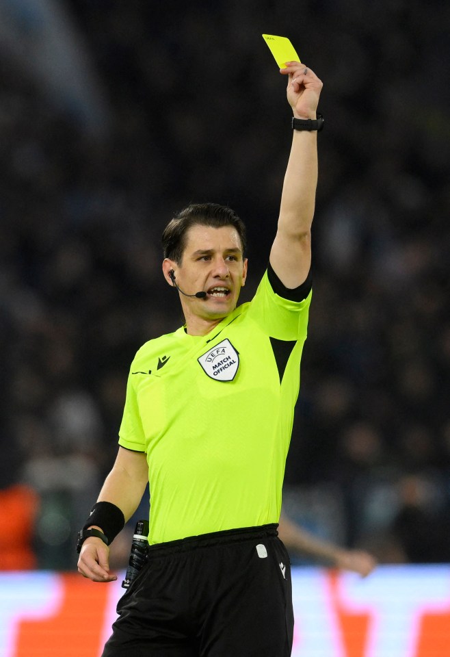 Soccer Football - Champions League - Group E - Lazio v Celtic - Stadio Olimpico, Rome, Italy - November 28, 2023 Referee Halil Umut Meler shows a yellow card REUTERS/Alberto Lingria