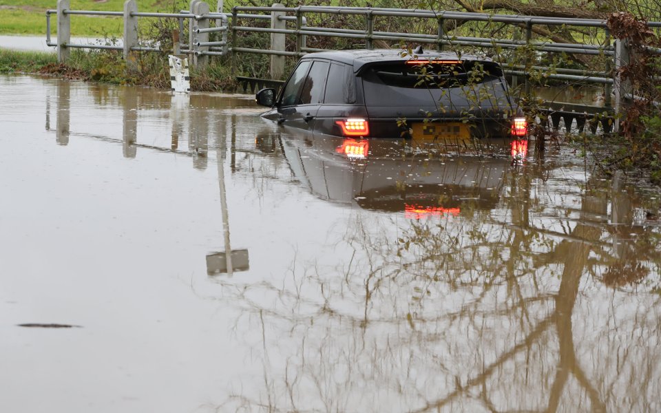 A Range Rover believed carrying a young child was caught in 4 feet of floodwater in Essex on Sunday after heavy rain produced by Storm Elin. 10.12.23 Pictures (c) copyright Stephen Huntley/HVC 07973 208461...16 CM3 4RP