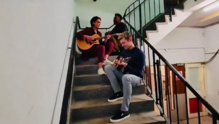 Heather could be seen sitting on a staircase with her co-stars Thomas Law and Matthew Morrison having a jam