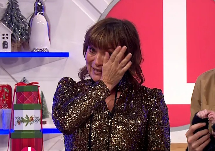 Lorraine Kelly was left sobbing as she listened to a choir while remembering her late colleague