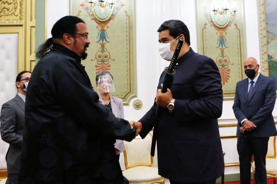 Maduro shaking hands with US actor Steven Seagal after he received a Samurai sword