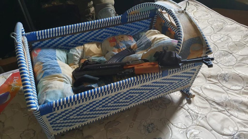 IDF handout pictures showing an AK47 in a cot