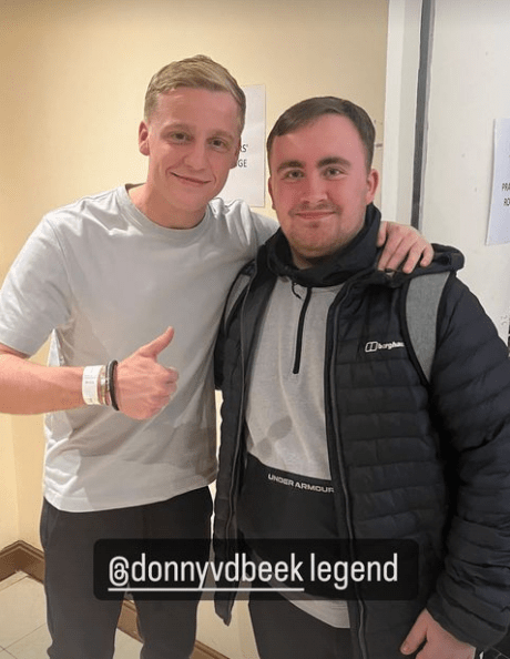 Luke Littler and Donny van de Beek posed for a photo at the darts