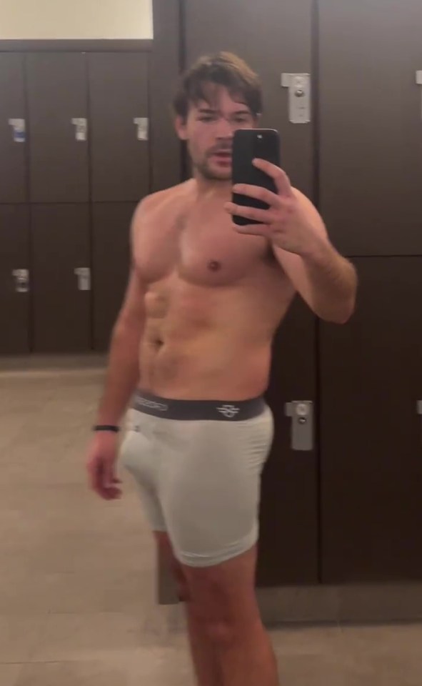 Nathan revealed his gym-honed look in a mirror selfie